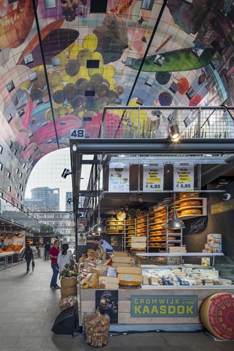 Some of the market stands in the Markthal originated in the outdoor market next door, and moved into the building when it opened. ©Daria Scagliola/Stijn Brakkee