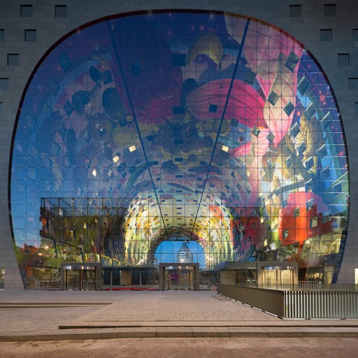 The arch of the Markthal at dusk, before completion. ©Ossip van Duivenbode