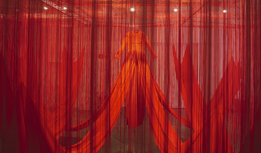 Internal Line, 2019 Installation: red fabric, rope Japan House, São Paulo, Brazil Photo by Thiago Minoru © ARS, New York, 2020 and the artist