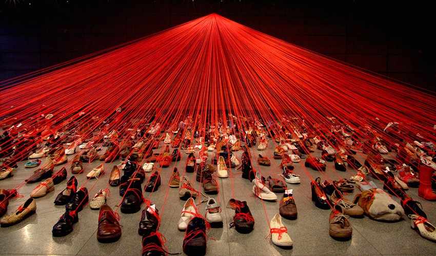 Dialogue From DNA, 2004 Installation: old shoes, red wool Manggha, Centre of Japanese Art and Technology, Krakow, Poland Photo by Sunhi Mang © ARS, New York, 2020 and the artist