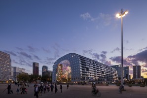 Photo of the Markthal at dusk from the Binnenrotte, where the outdoor market takes place twice a week. ©Daria Scagliola/Stijn Brakkee